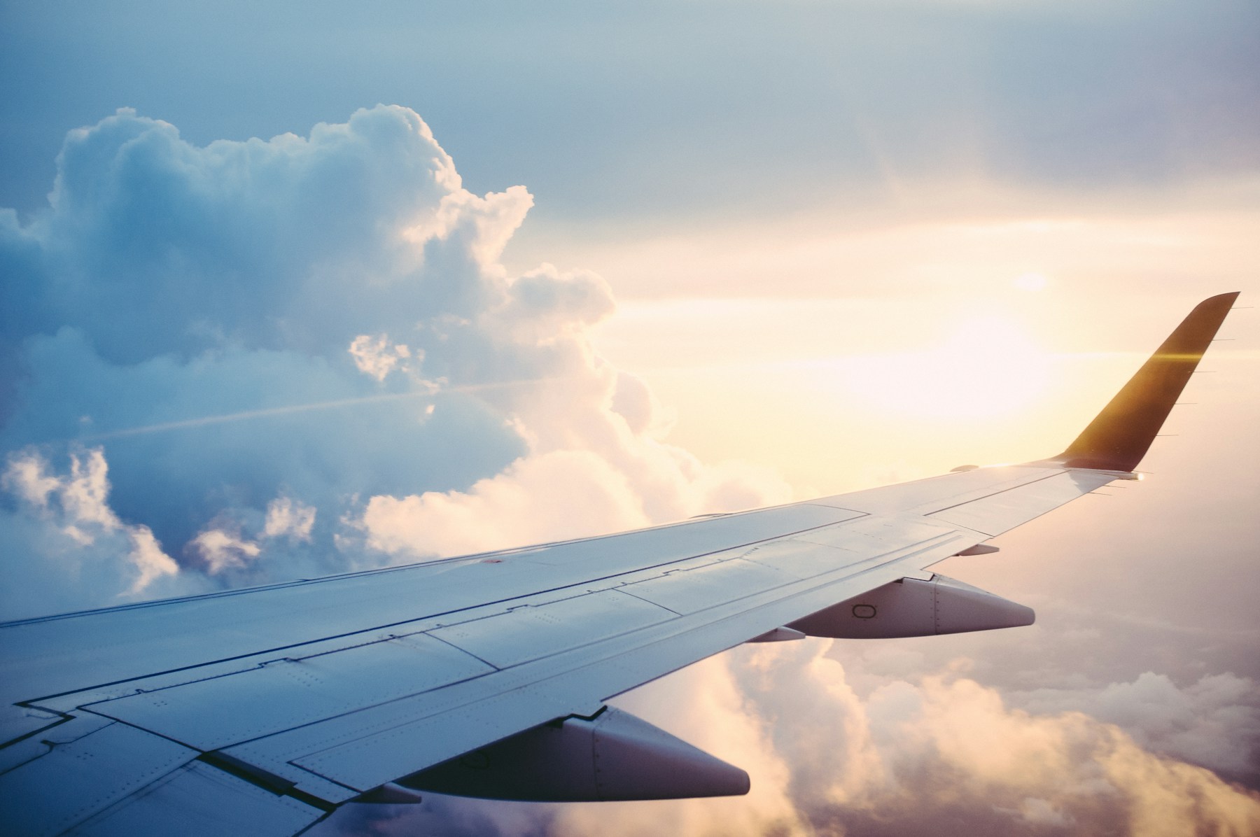 Ala de un avión sobre las nubes, en un vuelo internacional