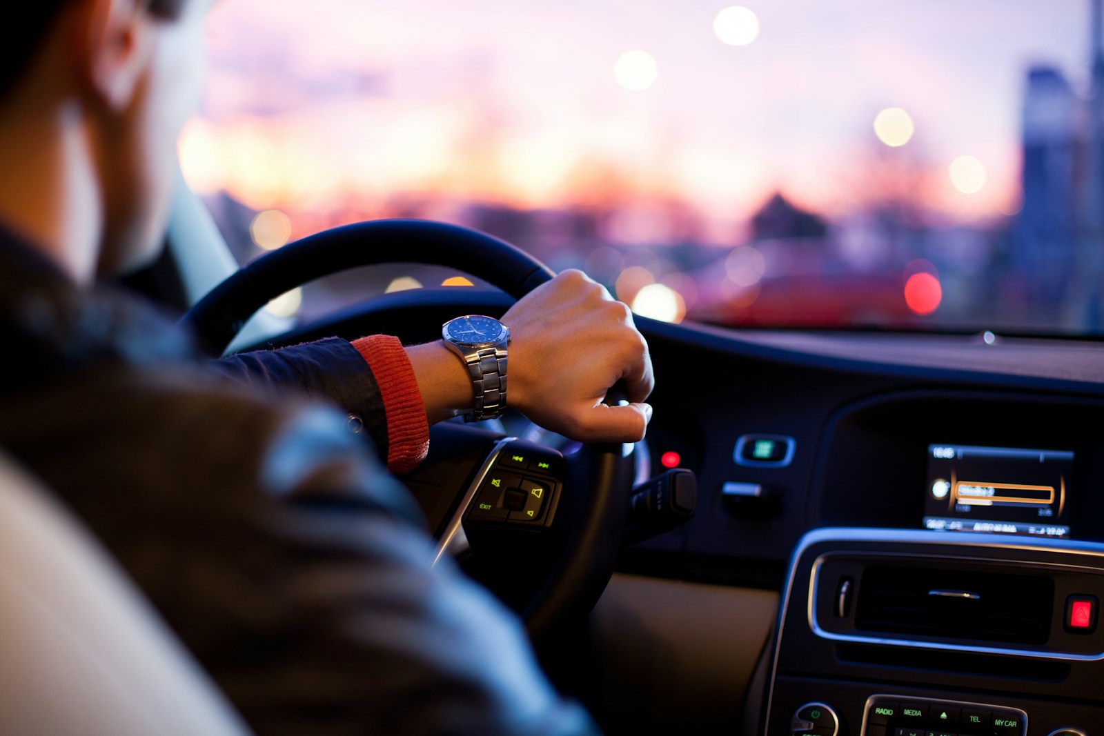 Conductor al volante para un traslado por la ciudad